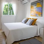Luz De Luna Moderno En Con Terraza Y Piscina By Family Homes Daire