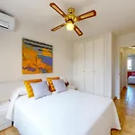 Luz De Luna Moderno En Con Terraza Y Piscina By Family Homes Daire