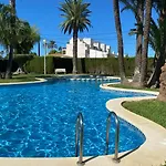 Luz De Luna Moderno En Con Terraza Y Piscina By Family Homes Daire