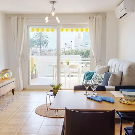 Luz De Luna Moderno En Con Terraza Y Piscina By Family Homes