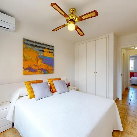 Luz De Luna Moderno En Con Terraza Y Piscina By Family Homes Apartment