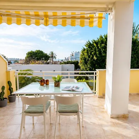 Luz De Luna Moderno En Con Terraza Y Piscina By Family Homes